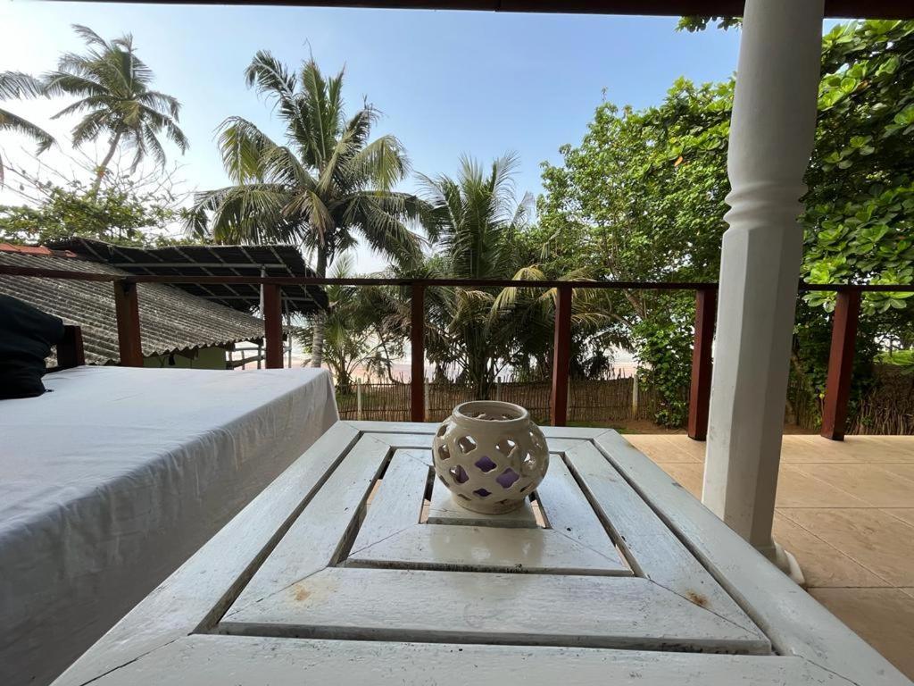 Beach House Kalukatiya - Family Villa, Seaview Room, Garden Room Dikwella Extérieur photo